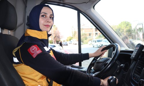 AMBULANS ŞOFÖRÜ GÜLSER: "DİREKSİYONDA SANİYELERLE YARIŞIYORUZ"