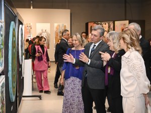 KADIN SANATÇILARIN ESERLERİ CROSS (ÇAPRAZ) SERGİSİNDE