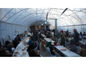 BU KÖYDE HERKES AYNI SOFRADA İFTAR YAPIYOR