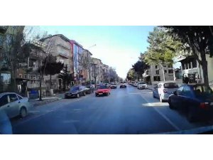 ISPARTA’DA TEHLİKELİ SOLLAMA KAMERADA: KAZADAN KIL PAYI KURTULDU