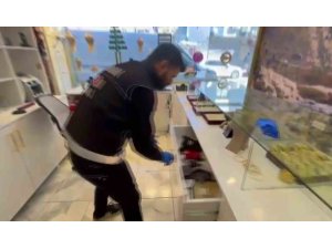 KUYUMCU SÜSÜ VERİP TEFECİLİK YAPTILAR: OPERASYONDA SİLAH, POS CİHAZLARI VE MİLYONLUK ÇEK-SENET ELE GEÇİRİLDİ