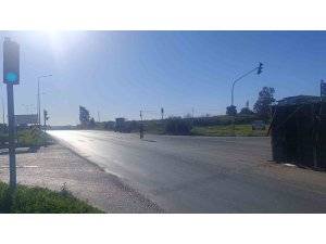 ANTALYA’DA MUZ YÜKLÜ KAMYONUN KASASI YOLA SAVRULDU