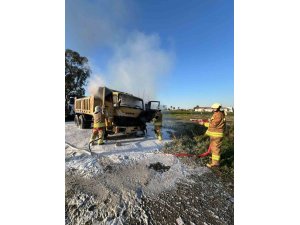 ARSUZ’DA KAMYONET ALEVLERE TESLİM OLDU