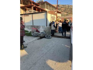 OTOMOBİLLE ÇARPIŞAN MOTOSİKLETLİ AĞIR YARALANDI