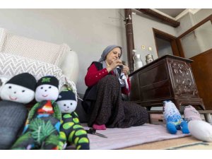 MERSİN’DE EVLER ATÖLYEYE DÖNÜŞTÜ: KADINLAR ÇORAPTAN OYUNCAK YAPIYOR
