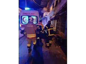 EV YANGININDA DUMANDAN ETKİLENEN 2 KİŞİ HASTANELİK OLDU