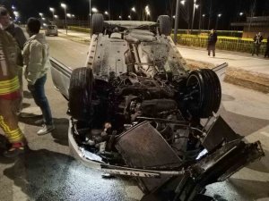 MOTOSİKLETE ÇARPAN OTOMOBİL TAKLA ATARAK TERS DÖNDÜ: 2 YARALI