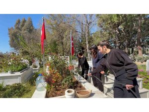 BOZYAZI’DA ÖĞRENCİLERDEN ŞEHİTLERE ZİYARET