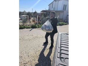 ONLARCA AİLEYE GIDA KOLİSİ DAĞITTI