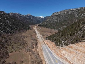SULAR ÇEKİLDİKTEN SONRA YENİDEN ULAŞIMA AÇILAN ANTALYA-KONYA KARA YOLU HAVADAN GÖRÜNTÜLENDİ