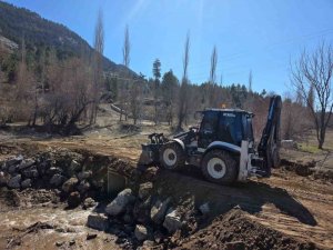 YAĞIŞLAR SONRASI KAPANAN YOL YENİDEN ULAŞIMA AÇILDI