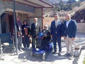 MAHALLELİ BİRLEŞTİ, ENGELLİ KADINA AKÜLÜ TEKERLEKLİ SANDALYE ALDI