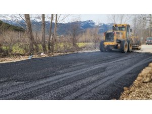 ANDIRIN’DA YOĞUN YAĞIŞLAR NEDENİYLE BOZULAN YOLA SICAK ASFALTLA TAMİR