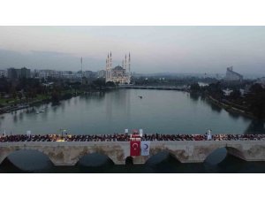 KIZILAY’IN GELENEKSEL TAŞKÖPRÜ İFTARINDA BİNLERCE KİŞİ AYNI SOFRADA BULUŞTU