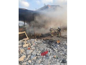 ANTAKYA’DA ODUNLUKTA ÇIKAN YANGIN EVE SIÇRAMADAN SÖNDÜRÜLDÜ