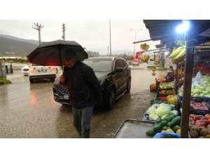 HATAY’DA KUVVETLİ SAĞANAK YAĞIŞ ETKİLİ OLUYOR