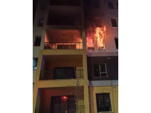 DEFNE’DE APARTMAN DAİRESİNDEN ALEVLER YÜKSELDİ