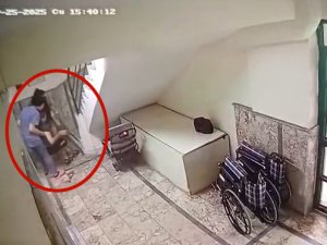 MERDİVENDEN DÜŞTÜĞÜ ANIN GÖRÜNTÜSÜ ORTAYA ÇIKTI