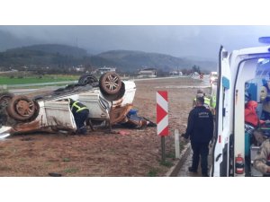 TAKLA ATAN OTOMOBİLDEKİ 2 KİŞİ YARALANDI