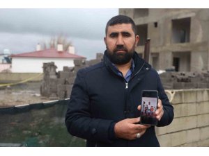 SUYLA DOLARAK 2 KARDEŞE MEZAR OLAN HAVUZ TEMELİNİN 8 AYDIR AÇIK OLDUĞUNU SÖYLEYEN BABA, EVLATLARININ ACISIYLA YAŞIYOR