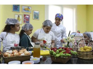 MUTFAK ATÖLYESİ ÇOCUKLARA YENİ BECERİLER KAZANDIRIYOR