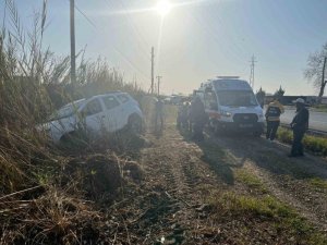 MANAVGAT’TA OTOMOBİL TARLAYA UÇTU, SÜRÜCÜ KAZAYI BURNU BİLE KANAMADAN ATLATTI