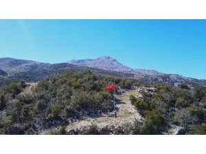 TÜRKİYE’NİN EN GÜNEYİNDEKİ MAHALLEDE 7 TEPEDE, 7 BAYRAK GÖNDERE ÇEKİLDİ