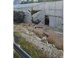 ALANYA’DA OTOMOBİL MUZ SERASINA DEVRİLDİ: 1 ÖLÜ, 1 YARALI