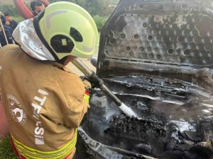 HATAY’DA PARK HALİNDEKİ OTOMOBİL ALEVLERE TESLİM OLDU