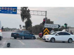 TOFAŞ’IN KIRMIZI IŞIK İHLALİYLE GELEN KAZA KAMERADA