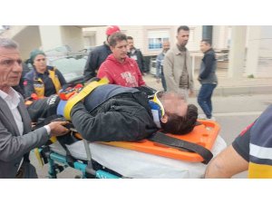 ÇARPIŞAN İKİ ARAÇTAN BİRİ ÜST GEÇİDİN AYAKLARINA ÇARPTI: 1 AĞIR YARALI