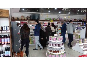 ISPARTA’NIN GÜL LOKUMUNA BAYRAM ÖNCESİ YOĞUN TALEP