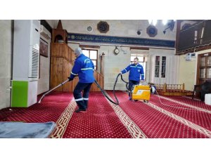 AKDENİZ’DE BAYRAM ÖNCESİ CAMİLERDE YOĞUN TEMİZLİK MESAİSİ