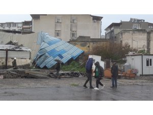 FIRTINA DİREKLERİ DEVİRDİ, 2 ARAÇ ZARAR GÖRDÜ