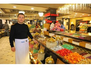 KAHRAMANMARAŞ’TA TEZGAHLAR ŞEKER VE ÇİKOLATALARLA SÜSLENDİ