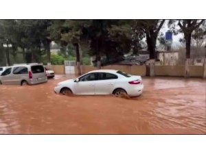 HATAY’DA SAĞANAK ETKİLİ OLDU: YOLLAR GÖLE DÖNDÜ, OTELİN OTO PARKINI SU BASTI