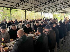 GELENEK SÜRÜYOR: TÜM MAHALLE BİR ARAYA GELEREK BAYRAMI KUTLADI