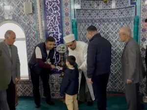 ANAMUR’DA BAYRAM NAMAZI SONRASI ÇOCUKLARA HARÇLIK DAĞITILDI