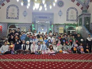 CAMİYE GELEN ÇOCUKLAR ÇİFTE BAYRAM YAPTI