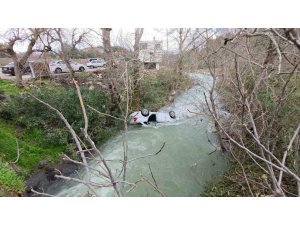 DEREYE UÇAN OTOMOBİL SUYLA DOLDU, BOĞULMA TEHLİKESİ GEÇİREN SÜRÜCÜYÜ VATANDAŞLAR KURTARDI