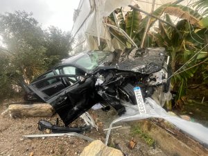 OTOMOBİLİYLE MUZ SERASINA GİRDİ: 4 YARALI