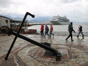 ALANYA'YA YILIN İLK KRUVAZİYERİ DEMİRLEDİ