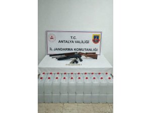 ANTALYA’DA 160 LİTRE ETİL ALKOL, TABANCA VE POMPALI TÜFEK ELE GEÇİRİLDİ