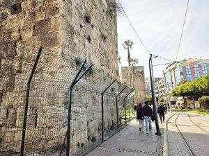 TRAMVAY TEHDİDİNE TEL ÖRGÜLÜ ÖNLEM