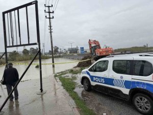 BERDAN IRMAĞI’NDA ALARM, SU SEVİYESİ KÖPRÜYE DAYANDI