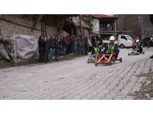 FREN YOK, HEYECAN ÇOK, GELENEKSEL TAHTA ARABA YARIŞI BU YILDA NEFESLERİ KESTİ