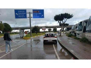 ANTALYA’DA OTOMOBİLLE MOTOSİKLET ÇARPIŞTI: 2 YARALI