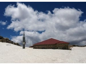 TOROSLAR’IN ZİRVESİNDE 741 YILLIK CAMİ KAR ALTINDA KALDI