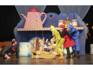 MERSİN’DE ‘BİSKÜVİ ADAM’ OYUNU MİNİKLERLE BULUŞTU