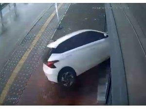 OTOMOBİL İŞ YERİNİN VİTRİNİNDEN İÇERİ GİRDİ